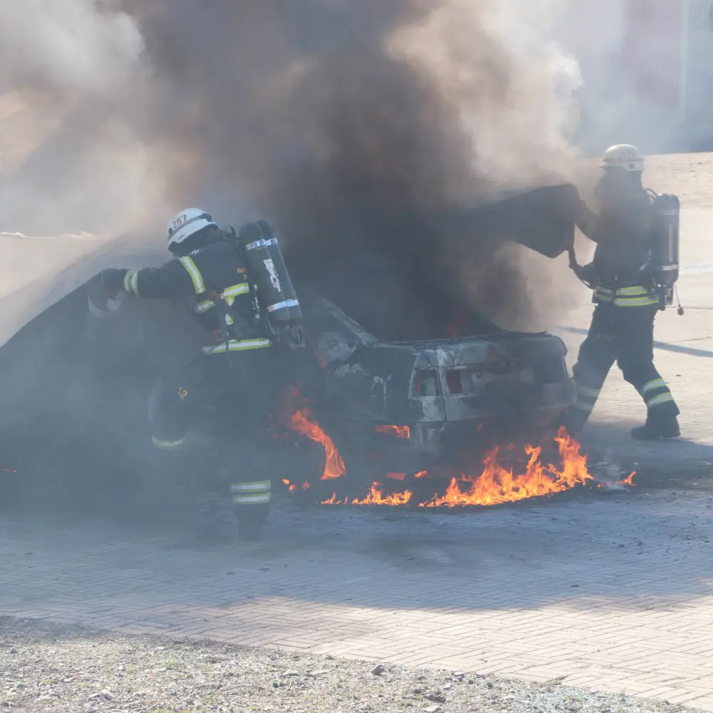 Brandbegrenzungsdecke AUTO im Einsatz. VLITEX batterisäker hylla för batterisäkerhet