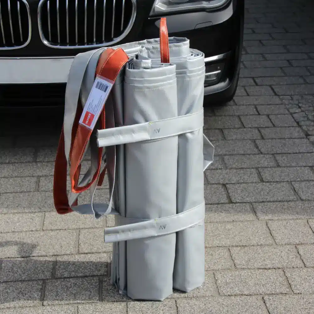 Zusammengefaltete Brandbegrenzungsdecke AUTO im Tragesack.