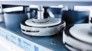 Materialprüfung am STFI – Sächsisches Textilforschungsinstitut. Testanordning för materialanalys vid Sachsische Textilforskningsinstitut (STFI).